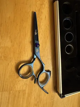 190203556 Hisaki Shark Fin Blue 5 Inch Straight Hair Shears 190203556 Hisaki Shark Fin Blue 5 Inch Straight Hair Shears